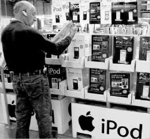 A Dash Of Zune With That Ipod Photo a-dash-of-zune-with-that-ipod An Example of Perfect Product Placement