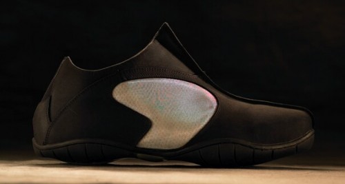 geardiary-verb-shoe-n-500x267 Verb for Shoe is Ultimate Geekdom - A Shoe That Wirelessly Exchanges Contact Information With Other Shoes