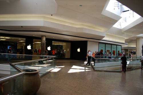 westfarms apple store 1.jpg