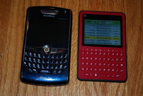 peek-vs-blackberry-size.jpg