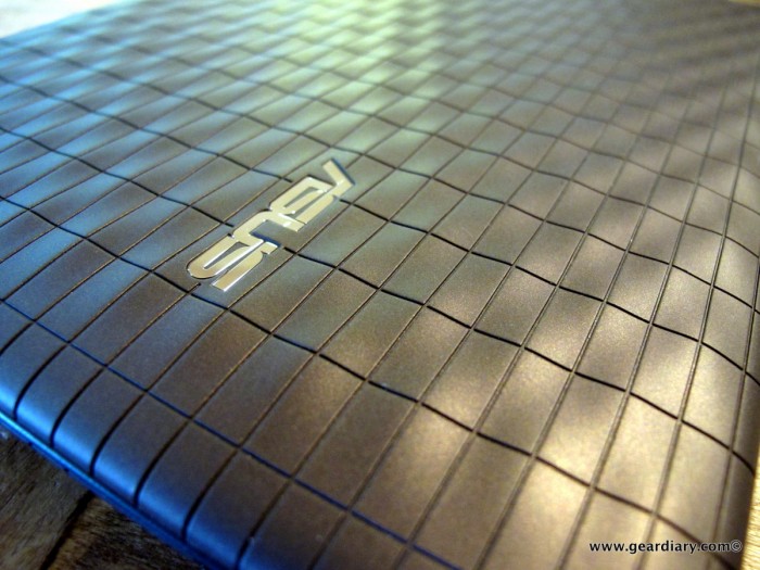 Checking out the ASUS Eee PC 1008P Seashell Karim Rashid Collection Netbook